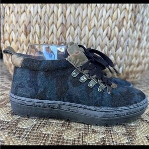 OTBT Green Lake Sz 6M Ankle Booties Womens Blue Bronze Camo Leather Lace Up shoe